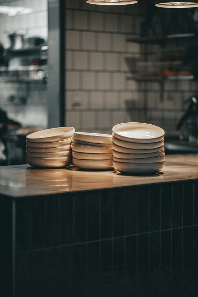 Tallrikar på restaurang Hubben som har lokal på The Hub Höganäs
